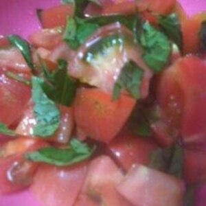 フレッシュトマトとバジルのサラダ